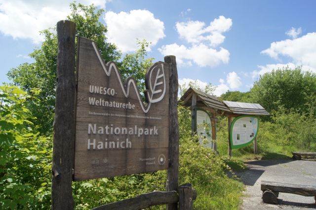 Der Besucher wird begrüßt vom Logo des Nationalparks und von Infotafeln.